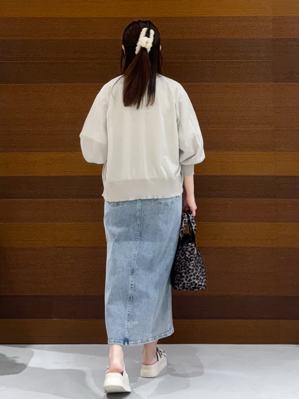 まみさんの「OPAQUE.CLIP｜◆刺繍ロゴワイドシルエットTシャツ【洗濯機洗い可】」を使ったコーディネート