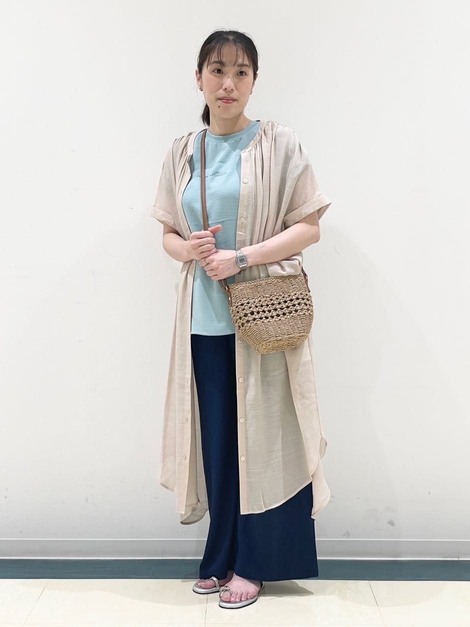 あんづさんの「SHOO･LA･RUE｜◆【洗える/S-LL/ひんやり】ふんわり軽やかに 前あきロングシャツ」を使ったコーディネート