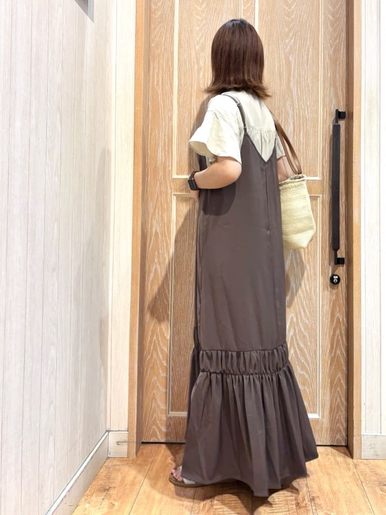 meiさんの「SHOO･LA･RUE｜【ひんやり】シャーリングがアクセントに 大人のデザインキャミワンピース」を使ったコーディネート