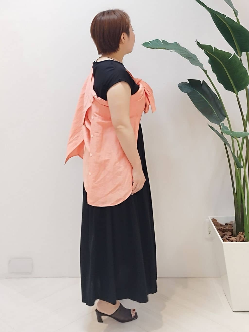 s u g iさんの「UNTITLED｜【ティアード/洗える】コットンロングワンピース」を使ったコーディネート