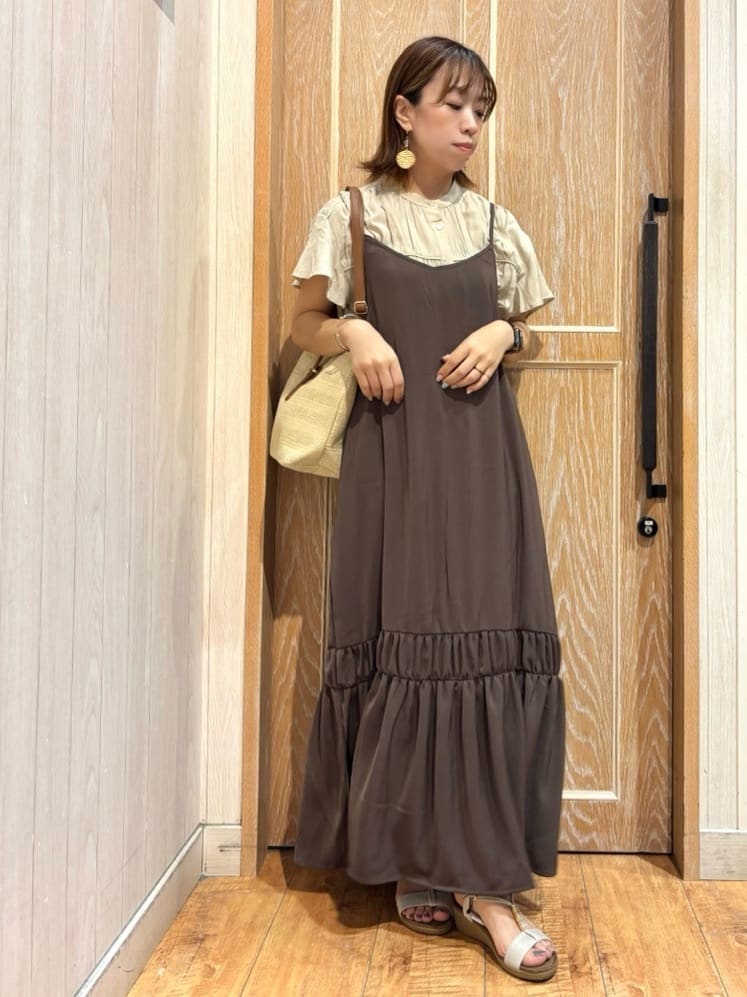 meiさんの「SHOO･LA･RUE｜【ひんやり】シャーリングがアクセントに 大人のデザインキャミワンピース」を使ったコーディネート