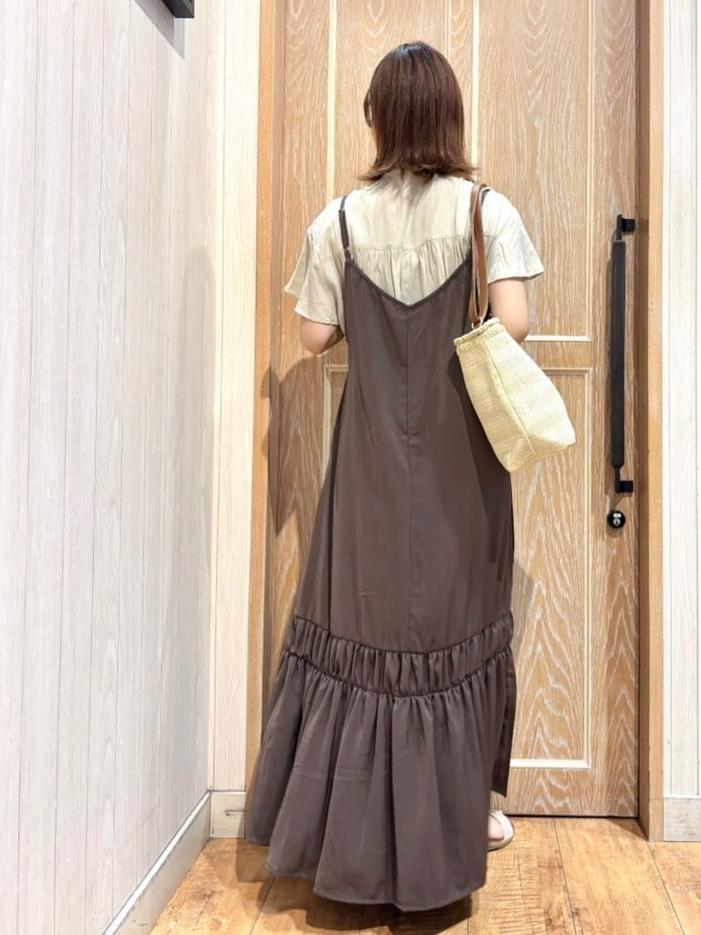 meiさんの「SHOO･LA･RUE｜【ひんやり】シャーリングがアクセントに 大人のデザインキャミワンピース」を使ったコーディネート