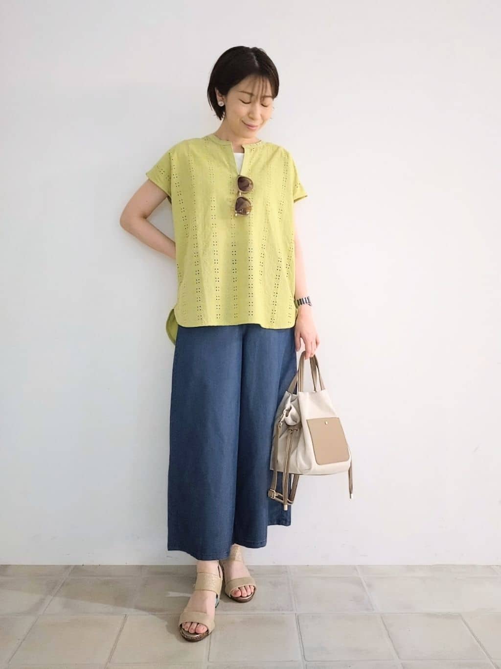 miomioさんの「SHOO･LA･RUE｜【洗える/S-LL/ひんやり】金ボタンがアクセント　大人のデニムガウチョパンツ」を使ったコーディネート
