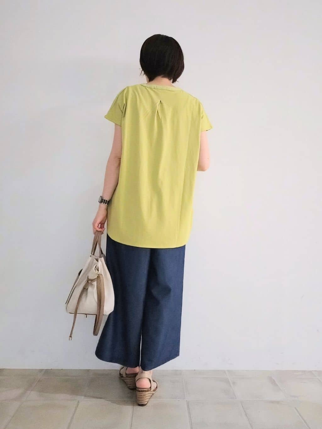 miomioさんの「SHOO･LA･RUE｜【洗える/S-LL/ひんやり】金ボタンがアクセント　大人のデニムガウチョパンツ」を使ったコーディネート