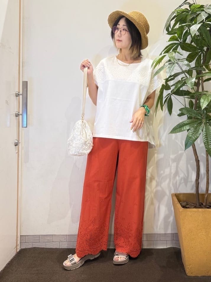 misakiさんの「SHOO･LA･RUE｜【洗える/S-LL/体型カバー】レース使いが華やか フレンチスリーブコットンTシャツ」を使ったコーディネート
