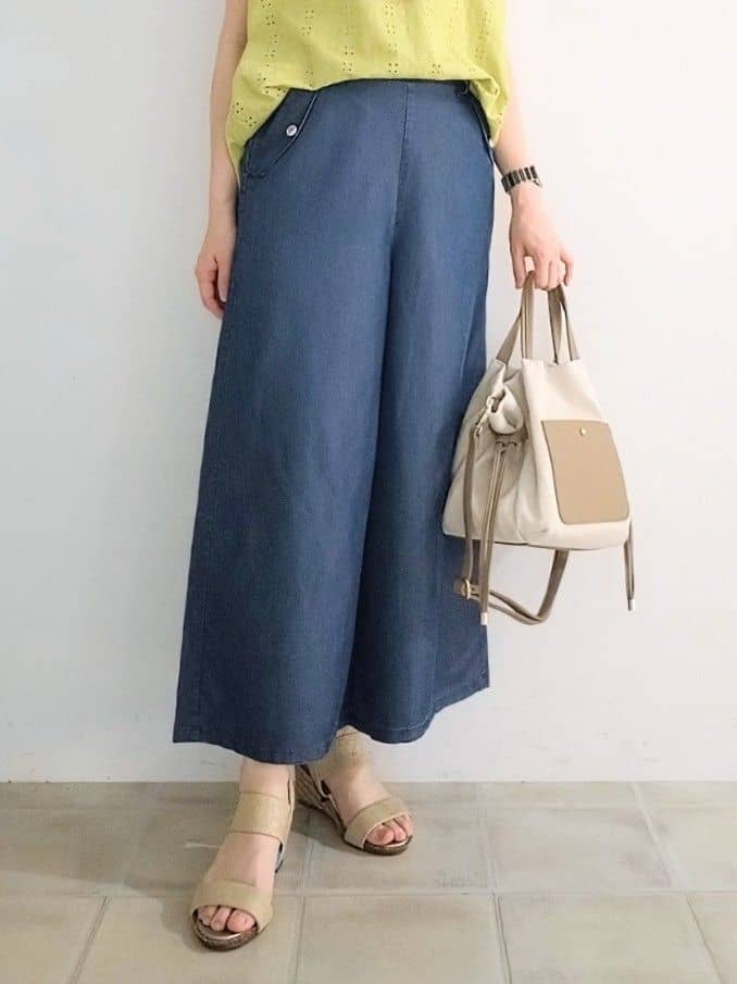 miomioさんの「SHOO･LA･RUE｜【洗える/S-LL/ひんやり】金ボタンがアクセント　大人のデニムガウチョパンツ」を使ったコーディネート