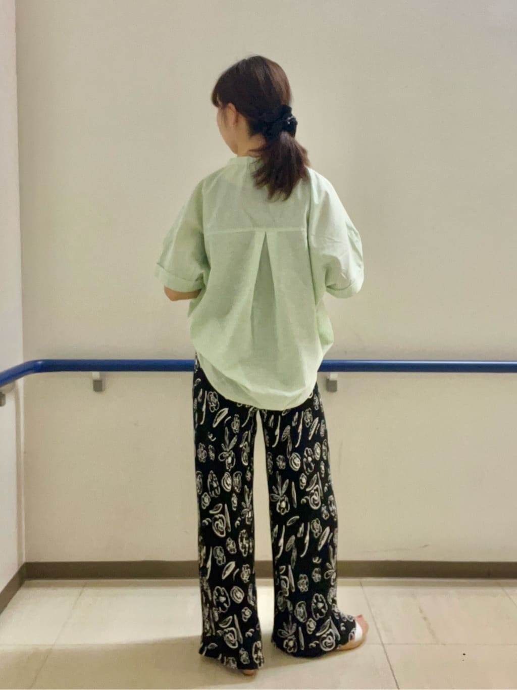 あもさんの「SHOO･LA･RUE｜【洗濯機可/柄が選べる】さらさら楽ちん プリーツ ワイドパンツ」を使ったコーディネート
