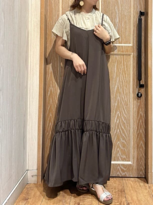 meiさんの「SHOO･LA･RUE｜【ひんやり】シャーリングがアクセントに 大人のデザインキャミワンピース」を使ったコーディネート