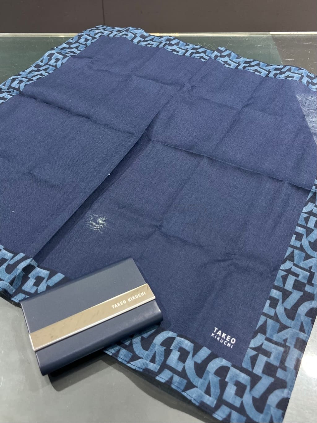 uedaさんの「TAKEO KIKUCHI｜ハンカチ名刺入れセット」を使ったコーディネート