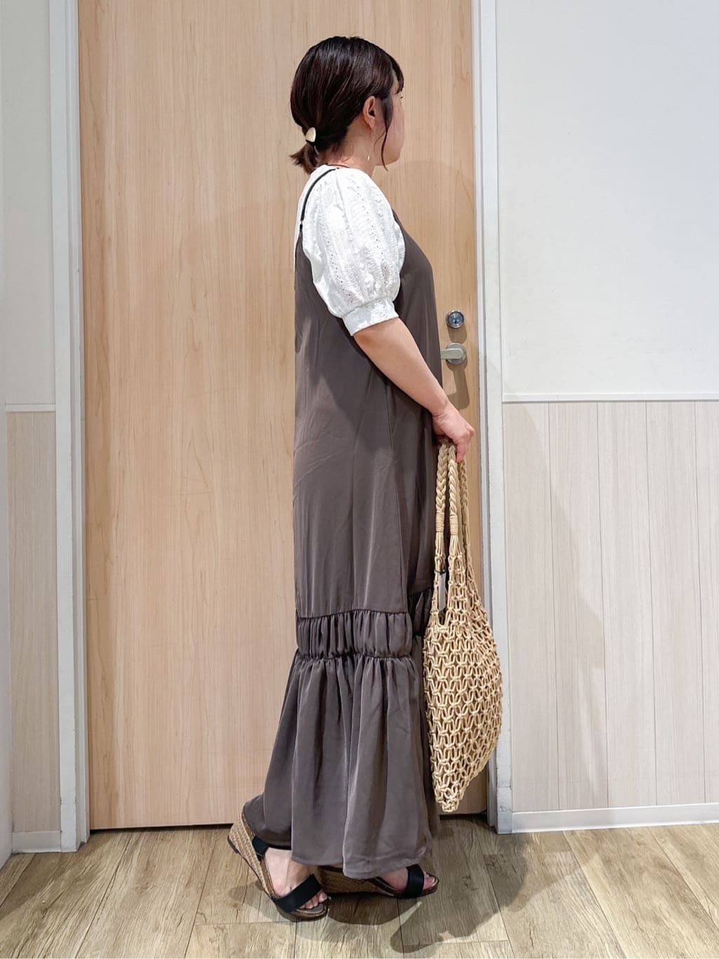 mimoさんの「SHOO･LA･RUE｜【ひんやり】シャーリングがアクセントに 大人のデザインキャミワンピース」を使ったコーディネート