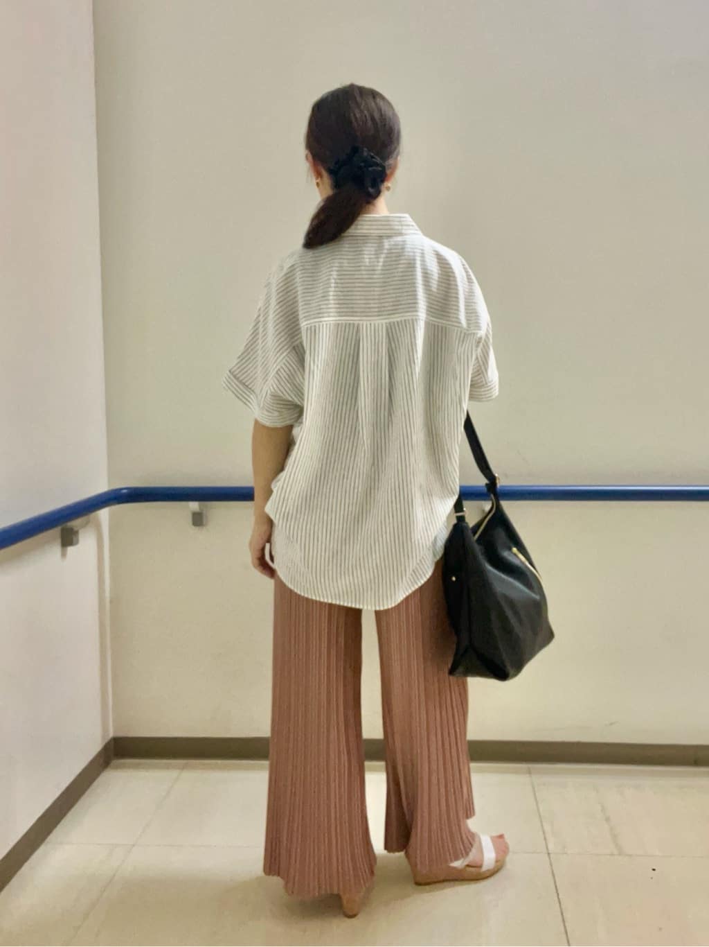 あもさんの「SHOO･LA･RUE｜【S-LL/UV/接触冷感/抗菌防臭】体型を自然にカバー フレンチリネンブレンド襟付ドルマンシャツ」を使ったコーディネート
