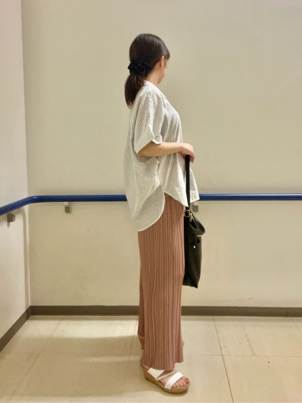 あもさんの「SHOO･LA･RUE｜【S-LL/UV/接触冷感/抗菌防臭】体型を自然にカバー フレンチリネンブレンド襟付ドルマンシャツ」を使ったコーディネート
