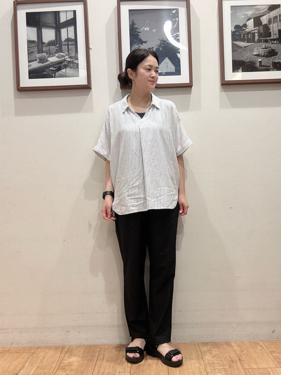 ユウキさんの「SHOO･LA･RUE｜【S-LL/UV/接触冷感/抗菌防臭】体型を自然にカバー フレンチリネンブレンド襟付ドルマンシャツ」を使ったコーディネート
