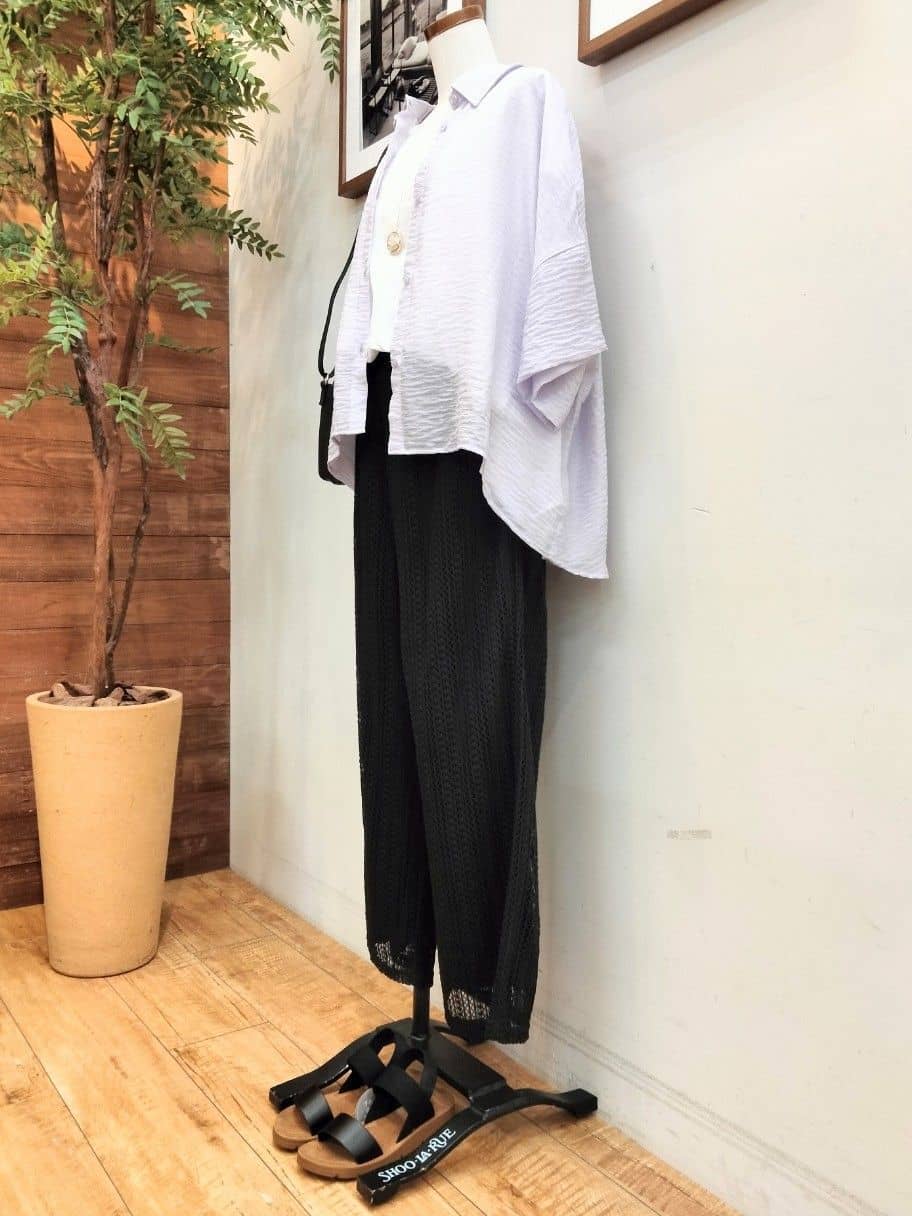 うっちーさんの「SHOO･LA･RUE｜ゆるっと感がこなれ見え ワッシャーシアー半袖シャツ」を使ったコーディネート