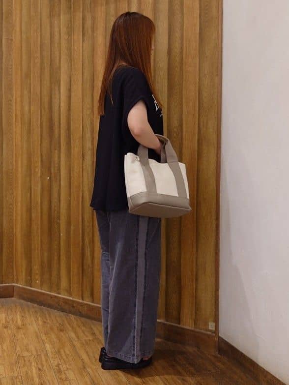みみみさんの「SHOO･LA･RUE｜【S-LL】サイドラインがアクセント イージーデニムパンツ」を使ったコーディネート