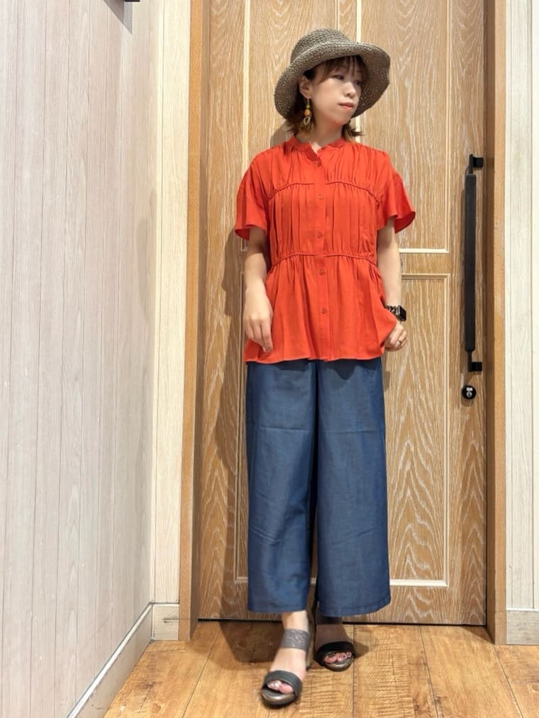 meiさんの「SHOO･LA･RUE｜【洗える/S-LL/ひんやり】金ボタンがアクセント　大人のデニムガウチョパンツ」を使ったコーディネート