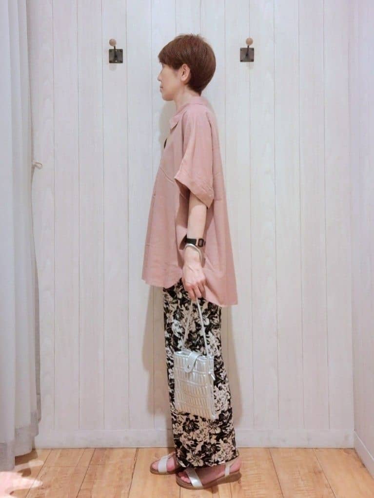 Ribさんの「SHOO･LA･RUE｜【S-LL/UV/接触冷感/抗菌防臭】体型を自然にカバー フレンチリネンブレンド襟付ドルマンシャツ」を使ったコーディネート