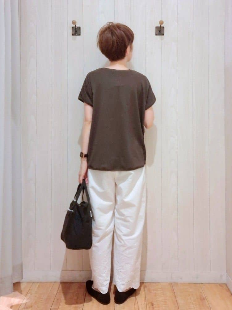 Ribさんの「SHOO･LA･RUE｜【S-LL】華やかさをプラスする 裾刺繍ストレートパンツ」を使ったコーディネート