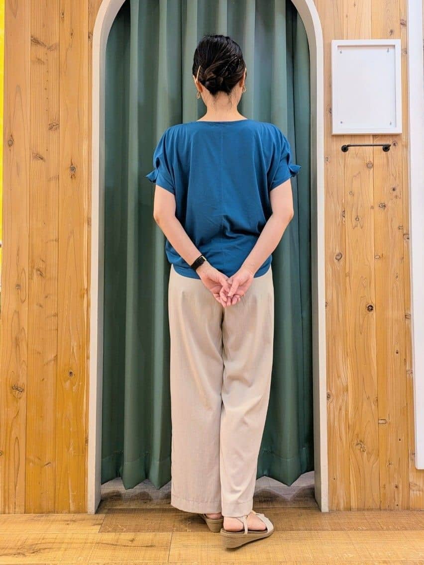 ショーコラさんの「SHOO･LA･RUE｜【S-LL/UV/プチプラ】お袖タックで好印象 デザインTシャツ」を使ったコーディネート