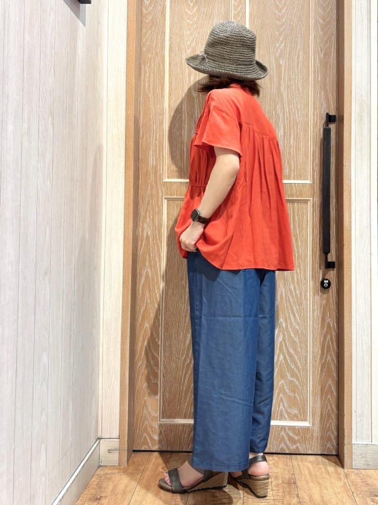 meiさんの「SHOO･LA･RUE｜【洗える/S-LL/ひんやり】金ボタンがアクセント　大人のデニムガウチョパンツ」を使ったコーディネート