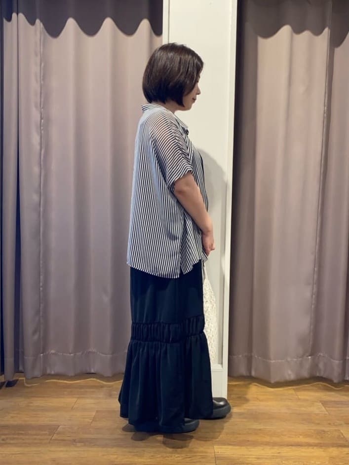 いーいさんの「SHOO･LA･RUE｜【ひんやり】シャーリングがアクセントに 大人のデザインキャミワンピース」を使ったコーディネート