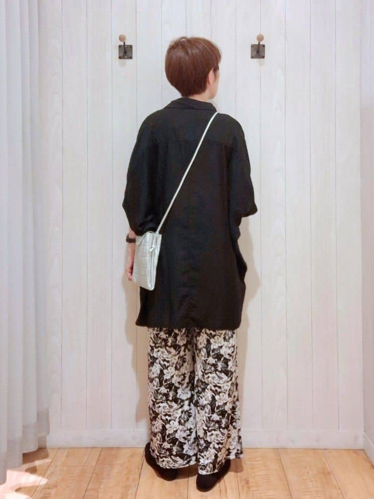 Ribさんの「SHOO･LA･RUE｜【ひんやり/選べる2柄】大人のリラックスコーデに プリント柄パンツ」を使ったコーディネート
