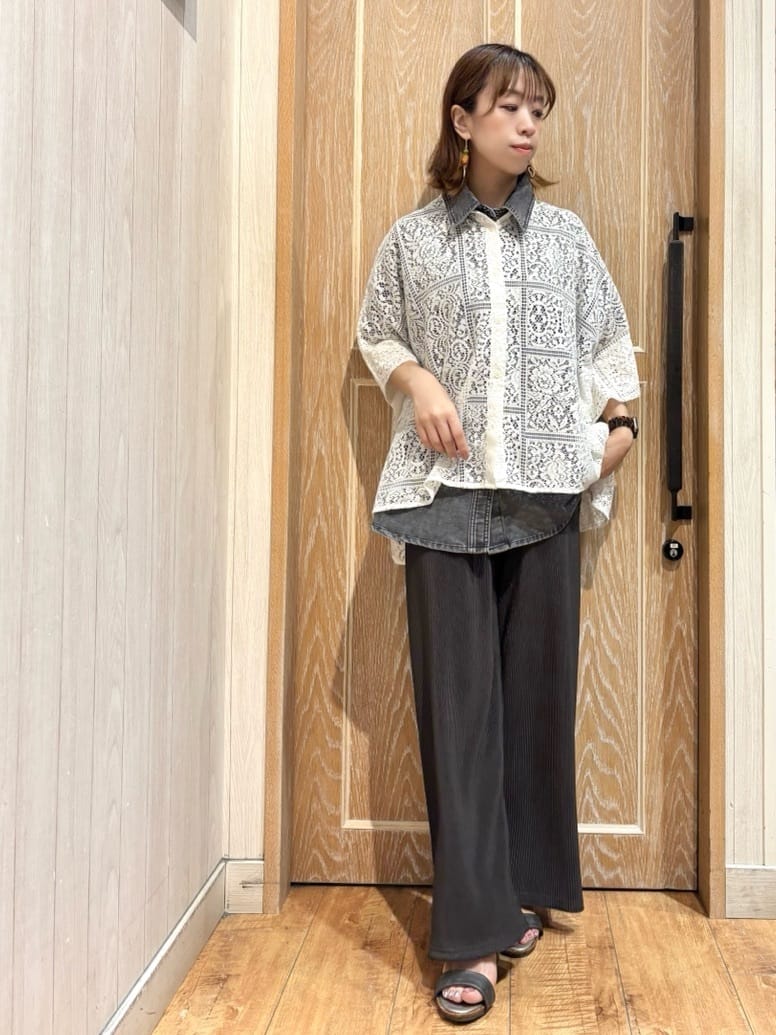 meiさんの「SHOO･LA･RUE｜大人レトロスタイルに レースポンチョシャツ」を使ったコーディネート