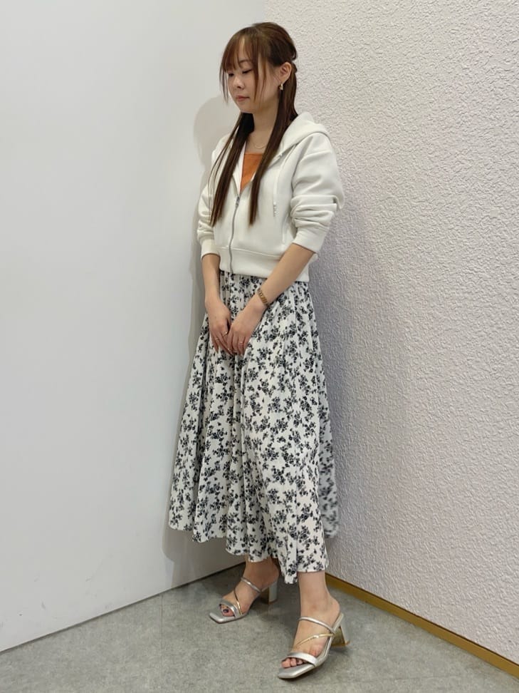 azusaさんの「ESPERANZA｜ゴールドラインプレートヒールミュール」を使ったコーディネート