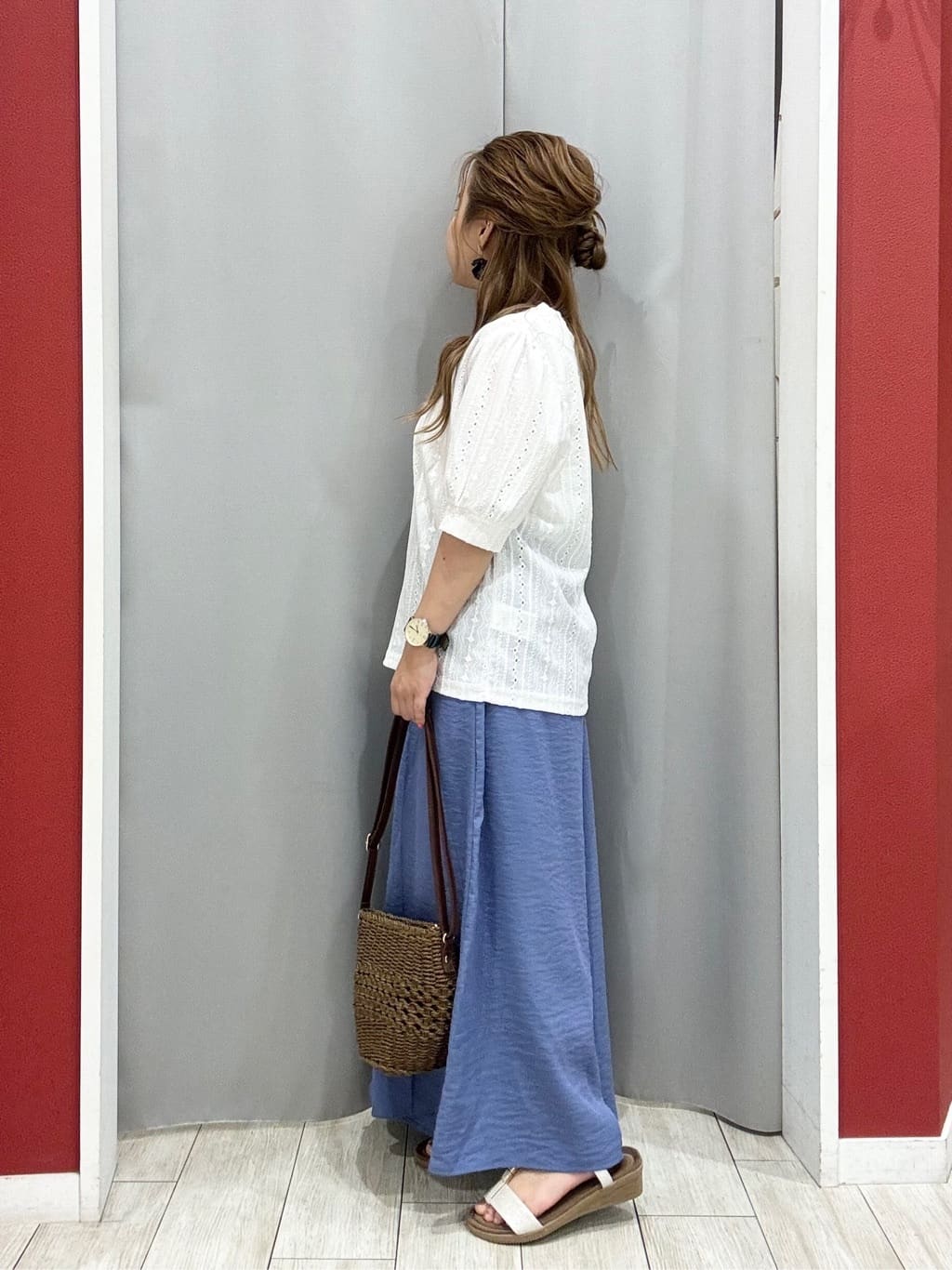 shioさんの「SHOO･LA･RUE｜【S-LL/ひんやり】さらっとタッチできれい見え ピンタックスカーチョ」を使ったコーディネート