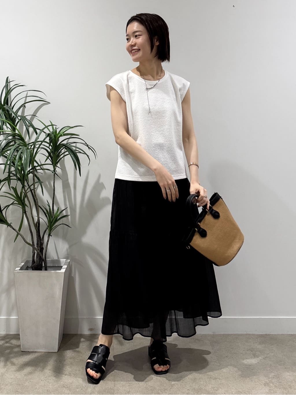 kanaeさんの「INDIVI｜【洗える／汗ジミ防止】バイカラー＆アシメヘム Tシャツ」を使ったコーディネート