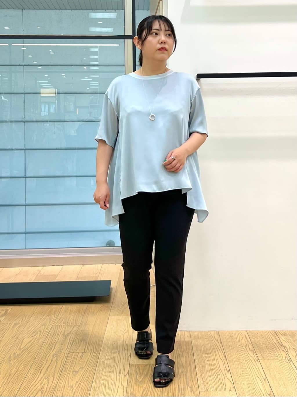 shimaさんの「INDIVI｜【90cm四方】ボタニカル柄大判スカーフ」を使ったコーディネート