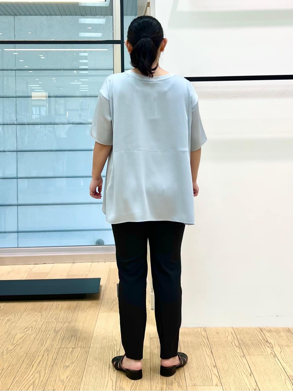 shimaさんの「INDIVI｜【90cm四方】ボタニカル柄大判スカーフ」を使ったコーディネート