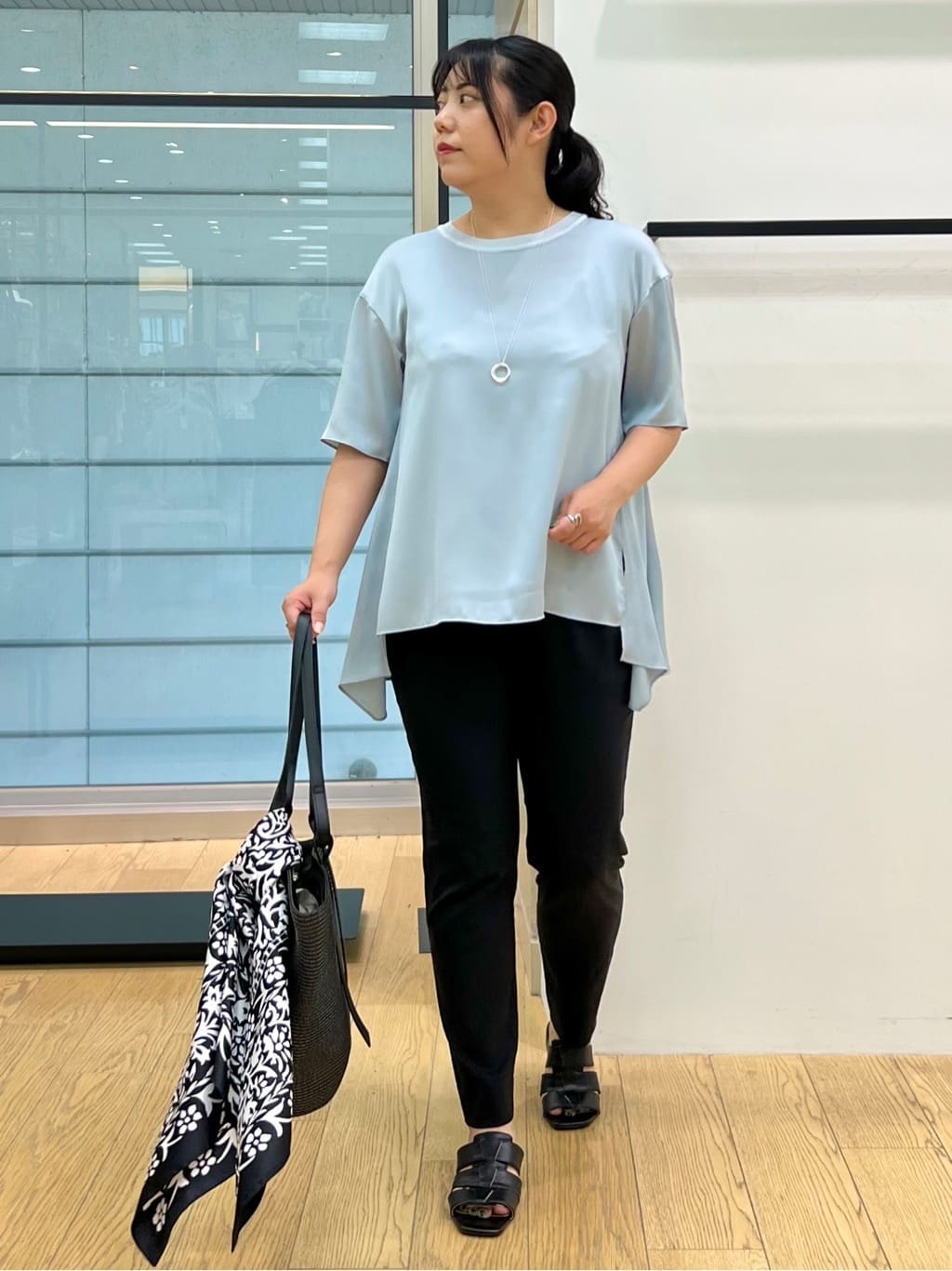 shimaさんの「INDIVI｜【90cm四方】ボタニカル柄大判スカーフ」を使ったコーディネート
