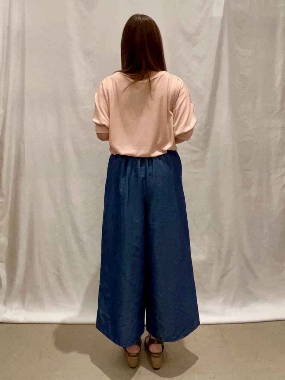 ゆっきーさんの「SHOO･LA･RUE｜【洗える/S-LL/ひんやり】金ボタンがアクセント　大人のデニムガウチョパンツ」を使ったコーディネート