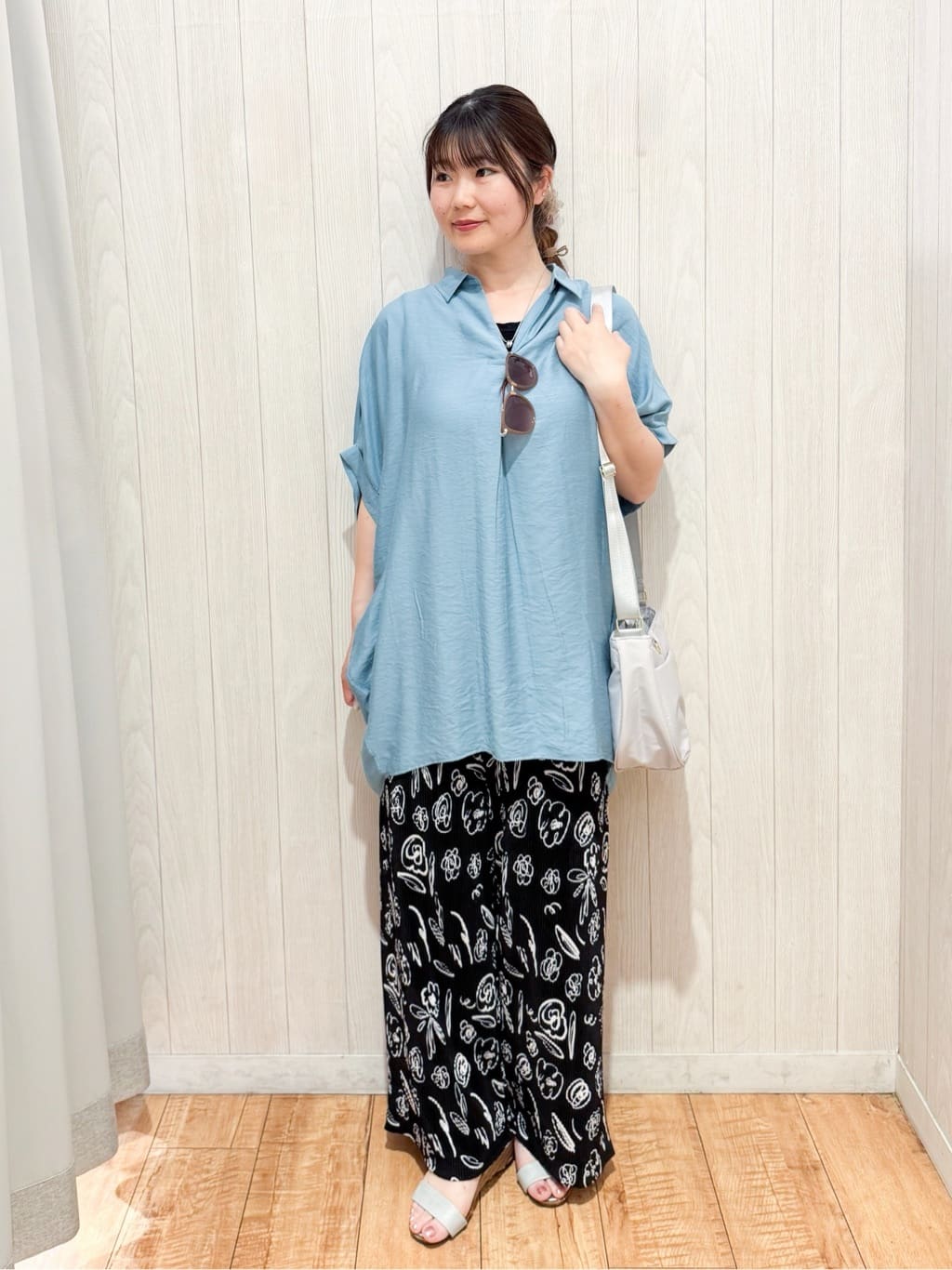 愛さんの「SHOO･LA･RUE｜【ひんやり】すっきりきれいに体型カバー コクーンシルエットワンピース」を使ったコーディネート