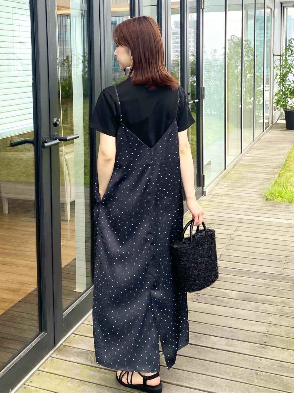 RINAさんの「OPAQUE.CLIP｜ランダムドット サテンキャミワンピース【洗濯機洗い可】」を使ったコーディネート