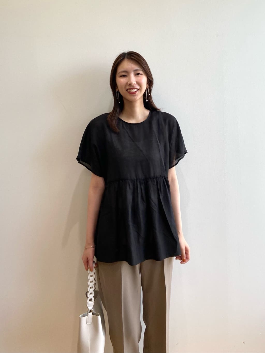 めぐさんの「OPAQUE.CLIP｜麻混シアーペプラムブラウス【洗濯機洗い可】」を使ったコーディネート