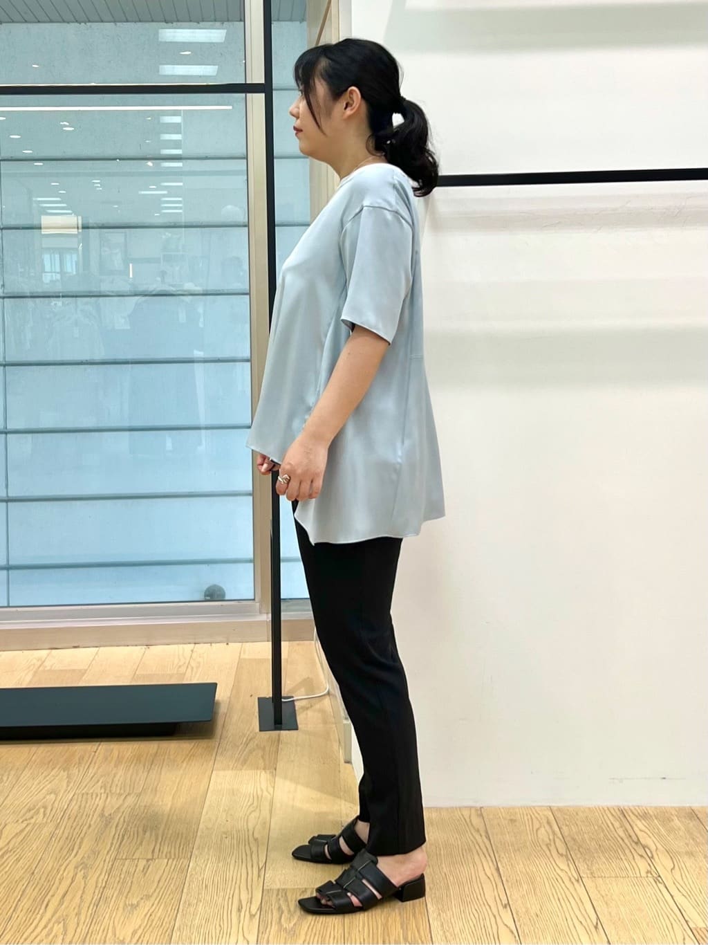 shimaさんの「INDIVI｜【90cm四方】ボタニカル柄大判スカーフ」を使ったコーディネート