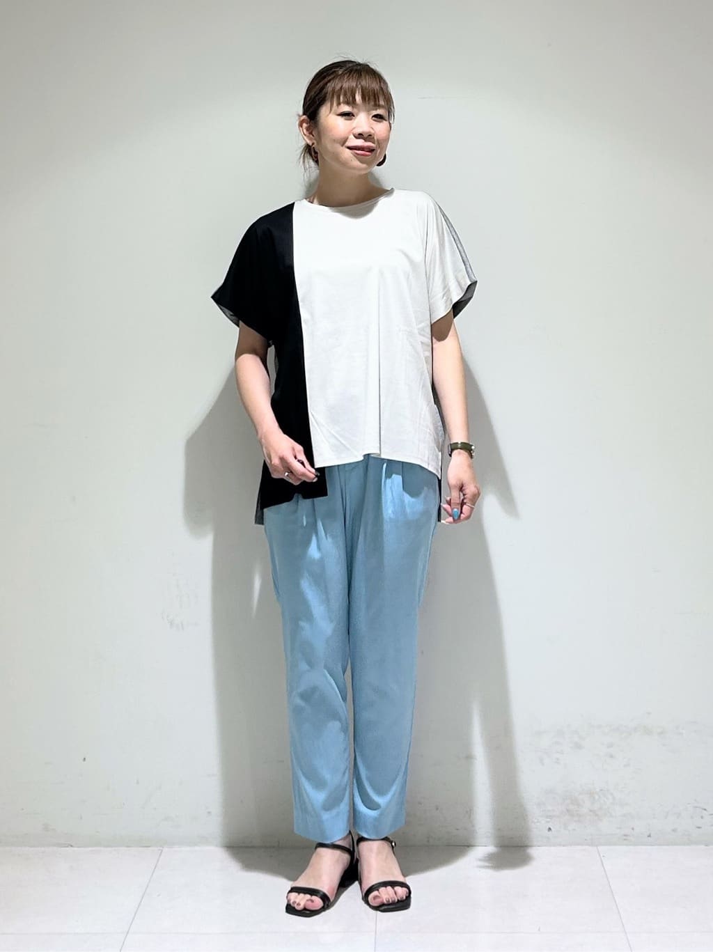 tsuyuさんの「INDIVI｜【洗える／汗ジミ防止】バイカラー＆アシメヘム Tシャツ」を使ったコーディネート