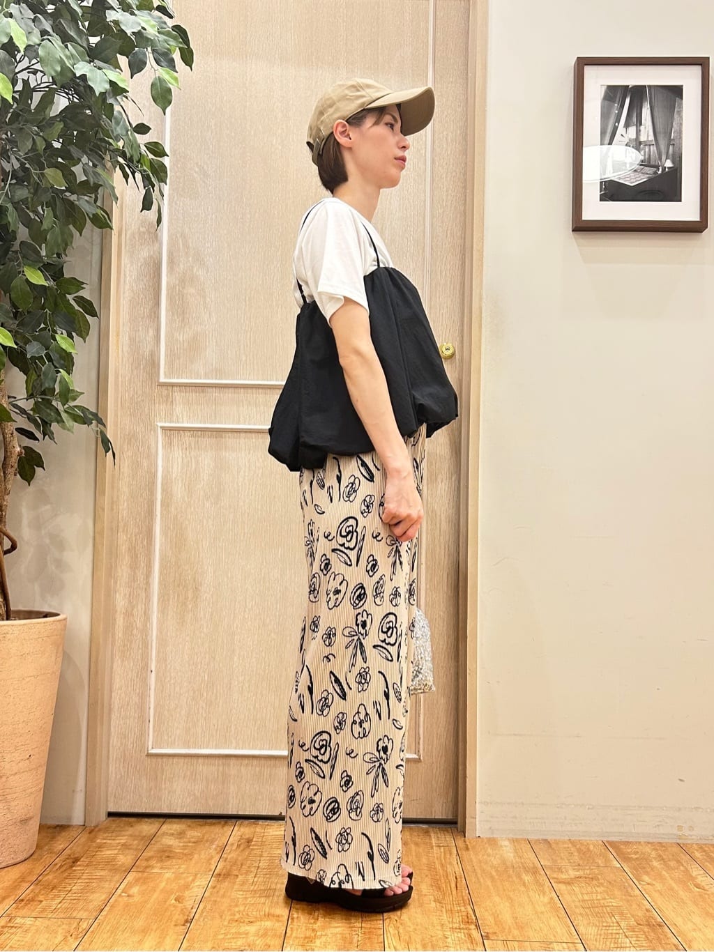 りかさんの「SHOO･LA･RUE｜【洗濯機可/柄が選べる】さらさら楽ちん プリーツ ワイドパンツ」を使ったコーディネート
