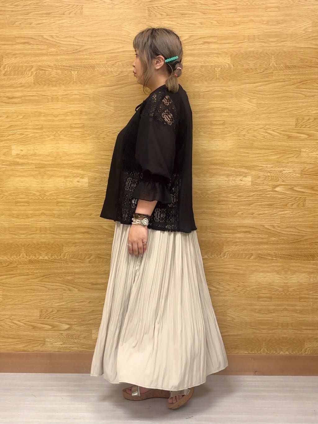 ぁむさんの「SHOO･LA･RUE｜【着丈選べる】一枚でこなれ見え サイドレースブラウス」を使ったコーディネート