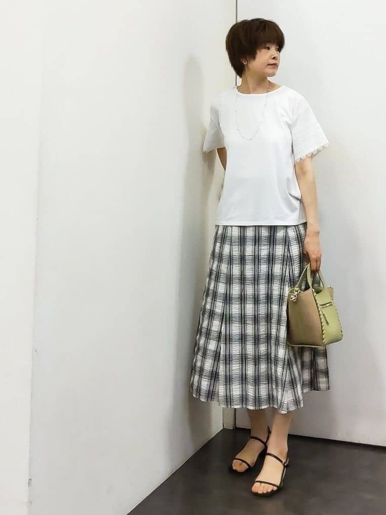 やまちゃんさんの「grove｜【洗える/二の腕カバー】上品なレースで叶える、きちんと見えの夏Tシャツ」を使ったコーディネート