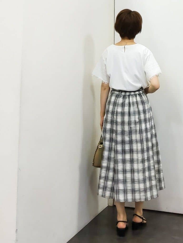 やまちゃんさんの「grove｜【洗える/二の腕カバー】上品なレースで叶える、きちんと見えの夏Tシャツ」を使ったコーディネート