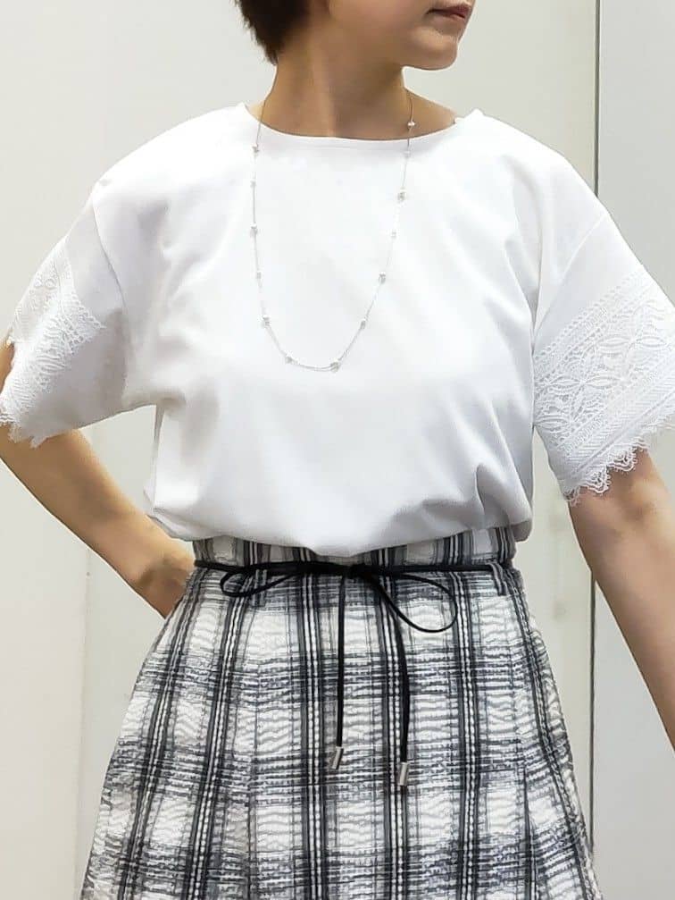 やまちゃんさんの「grove｜【洗える/二の腕カバー】上品なレースで叶える、きちんと見えの夏Tシャツ」を使ったコーディネート