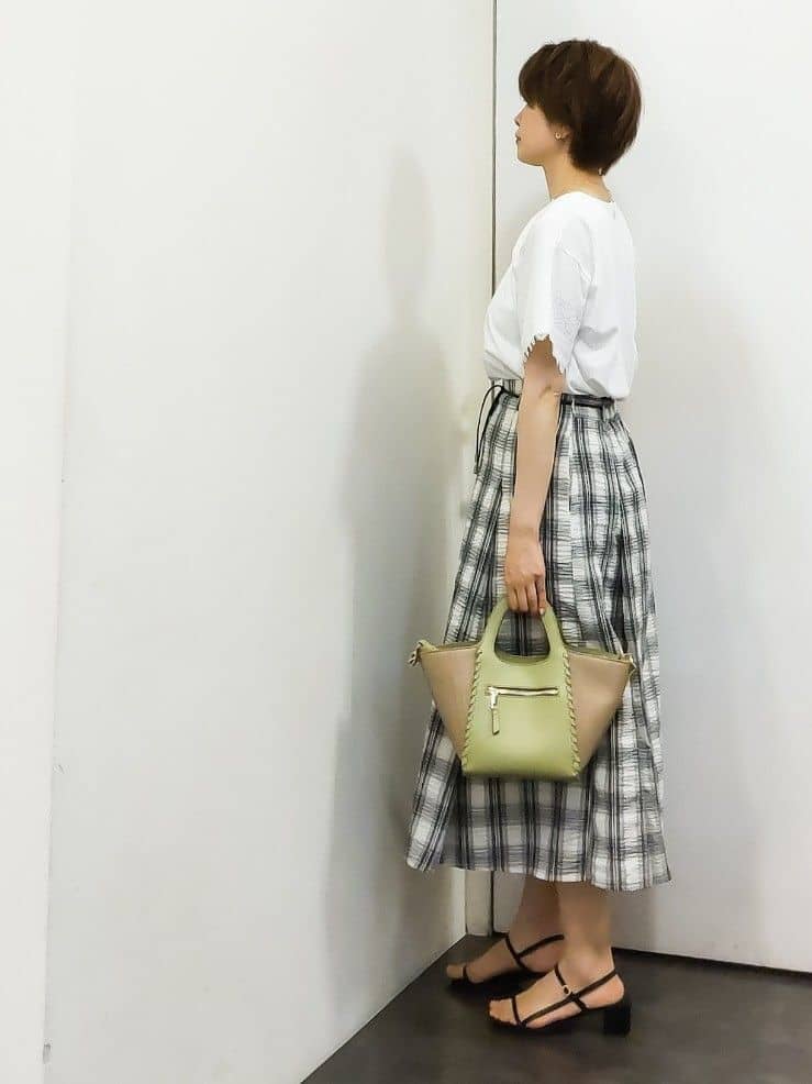 やまちゃんさんの「grove｜【洗える/二の腕カバー】上品なレースで叶える、きちんと見えの夏Tシャツ」を使ったコーディネート