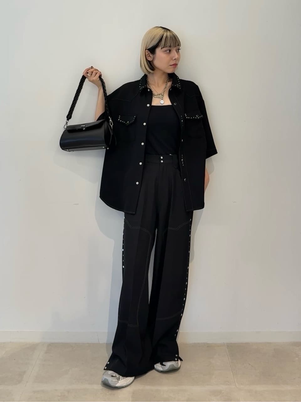 川本葵さんの「tk.TAKEO KIKUCHI｜ウェスタンスタッズシャツ」を使ったコーディネート