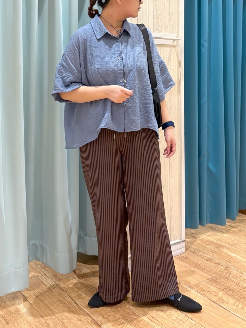 砂糖さんの「SHOO･LA･RUE｜ゆるっと感がこなれ見え ワッシャーシアー半袖シャツ」を使ったコーディネート