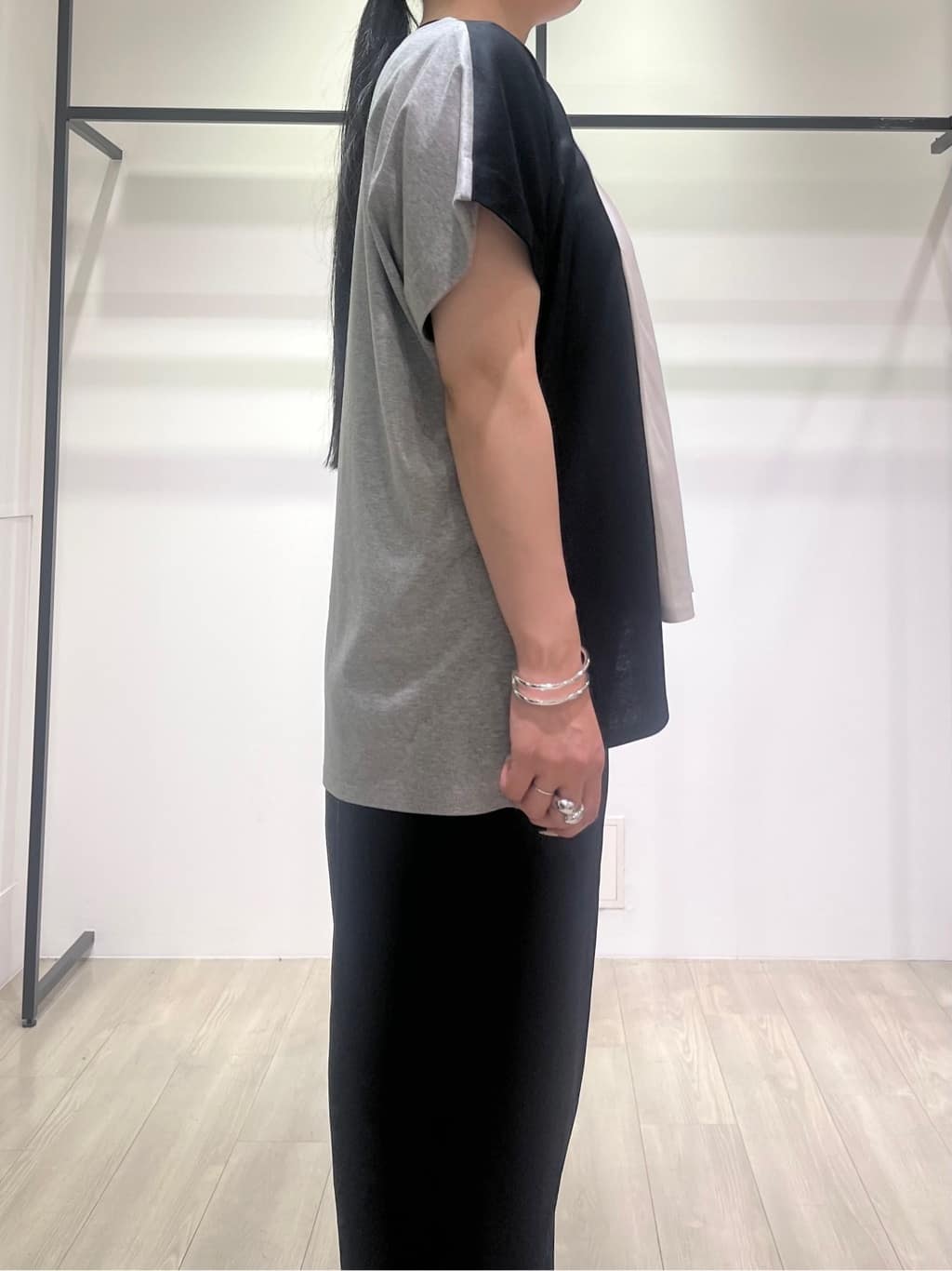 hasuさんの「INDIVI｜【洗える／汗ジミ防止】バイカラー＆アシメヘム Tシャツ」を使ったコーディネート