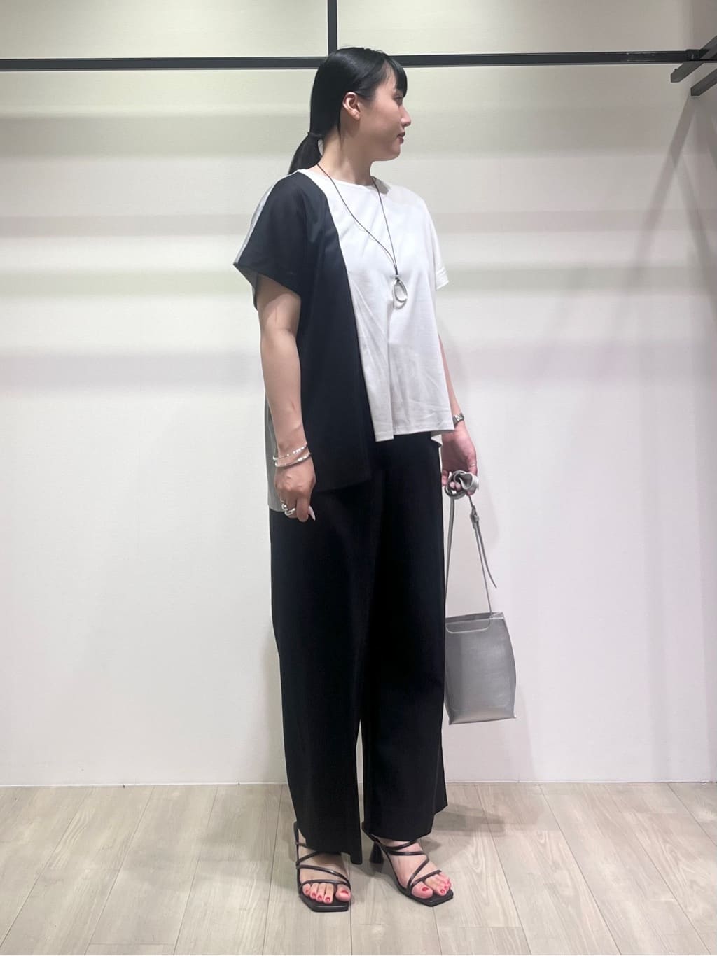 hasuさんの「INDIVI｜【洗える／汗ジミ防止】バイカラー＆アシメヘム Tシャツ」を使ったコーディネート