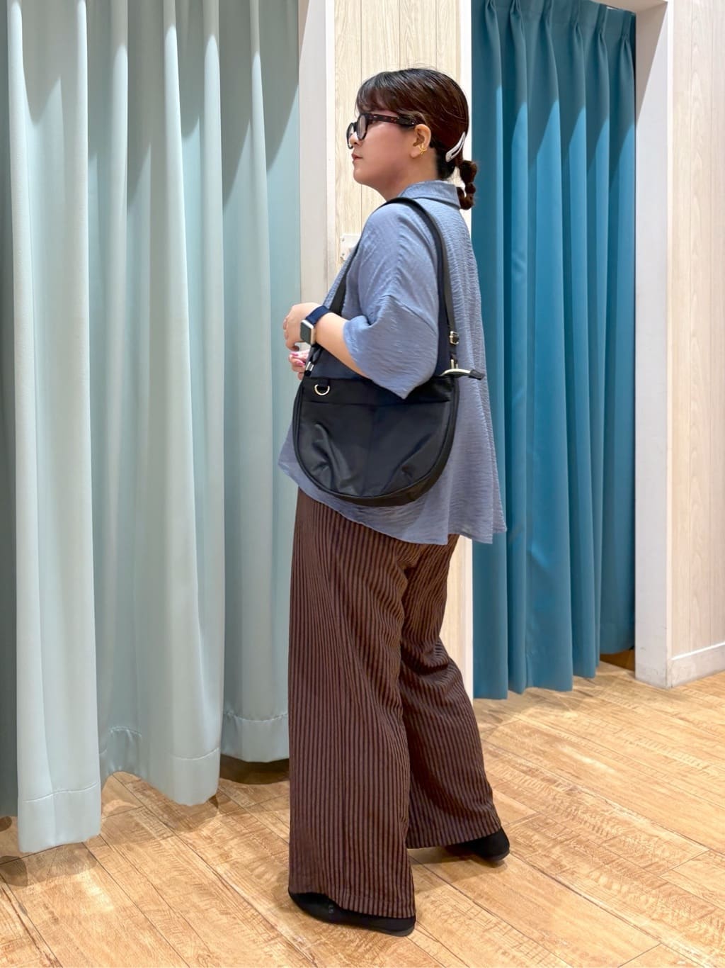砂糖さんの「SHOO･LA･RUE｜ゆるっと感がこなれ見え ワッシャーシアー半袖シャツ」を使ったコーディネート